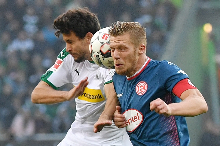 伦纳德紧随 伦纳德紧随